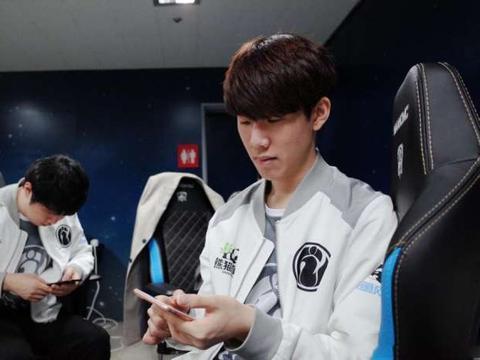 解析“比牌钱”：为什么有些局允许通过给钱来换取看牌权？（为何部分牌局允许付费看牌？“比牌钱”背后的规则与逻辑）