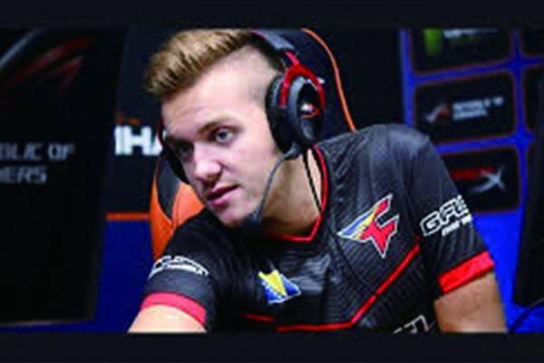 扎金花反诈：警惕那些自带“特制隐形眼镜”和“偏光牌”的黑产工具。（扎金花防骗警示：当心“特制隐形眼镜”“偏光牌”等黑产作弊工具）