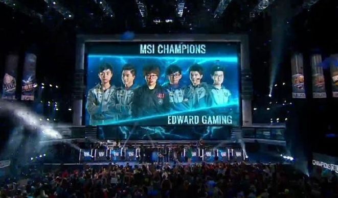 CSGO s1mple给女主播打赏500W被喷舔狗，森破回怼：垃圾人！